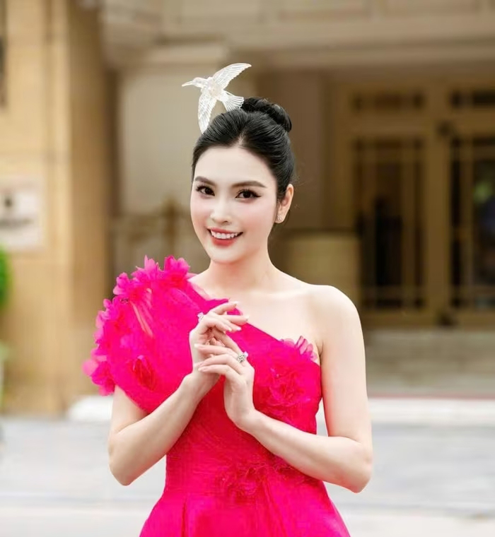 MC – ca sĩ Kim Huyền Sâm nhận Kỷ niệm chương vì sự nghiệp Văn hóa, Thể thao và Du lịch