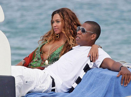 Beyoncé tình tứ bên chồng trong 'tuần trăng mật' thứ 11