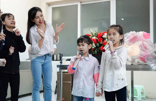 Hoa khôi Ngọc Trâm giao lưu cùng các em nhỏ khiếm thị 