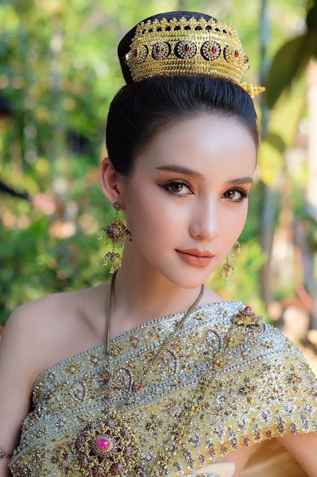 Hoa hậu chuyển giới Yoshi diện trang phục Thái tại Songkran 2019