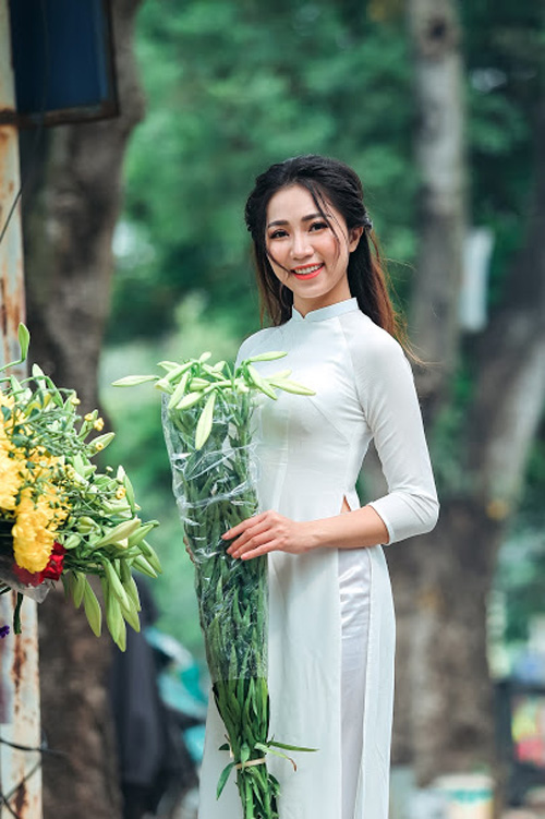 Hoa khôi Ngọc Trâm khoe sắc bên hoa loa kèn và hoa gạo