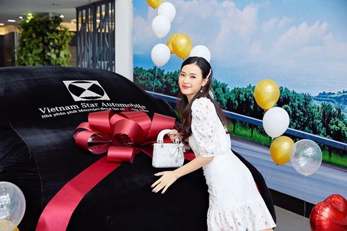 Midu hạnh phúc khoe mới tậu xế hộp tiền tỷ
