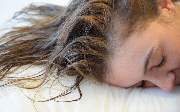 Đừng để tóc ướt khi ngủ