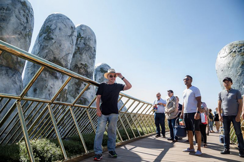 Tỷ phú Joe Lewis trải nghiệm trên Cầu Vàng Bà Nà Hills