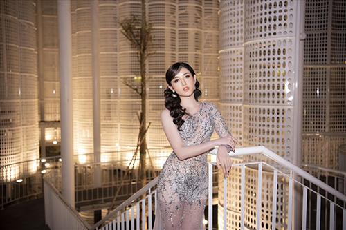 Á hậu Huyền My khoe thân hình gợi cảm
