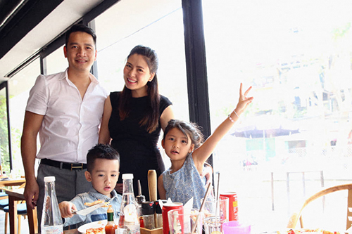 Tình yêu thương của cô con gái lớn nhà ca sĩ Ngọc Hiền dành cho em trai bị tự kỷ