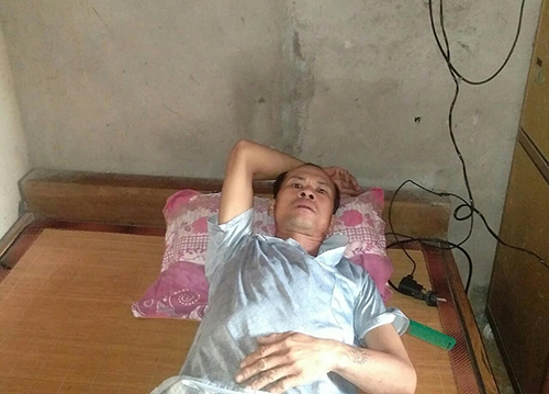 Cha ung thư gia đoạn cuối, mẹ bại liệt ngồi một chỗ, nguy cơ con thơ bỏ học