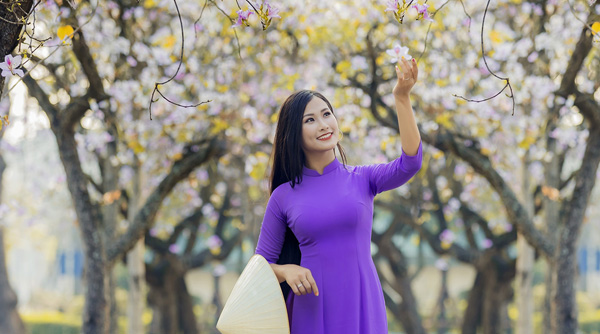 Ngắm trọn vẻ đẹp trong bộ ảnh "mùa hoa ban" của người đẹp Phương Thanh