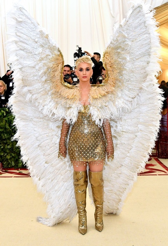 Rihanna diện phong cách giáo hoàng, Katy Perry đeo cánh thiên thần