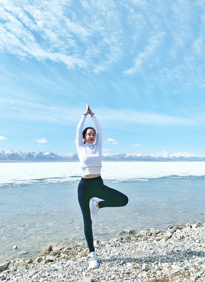 Hoa hậu Du lịch Thế giới Huỳnh Vy tập yoga giữa đất trời Tây Tạng