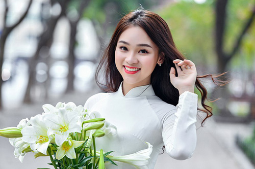 Thiếu nữ rạng ngời bên "mùa hoa tháng 4"