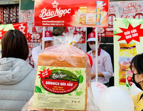 Bánh Sandwich dưa hấu giữa dịch Covid-19: Người dân ùn ùn 'giải cứu' nông sản Việt