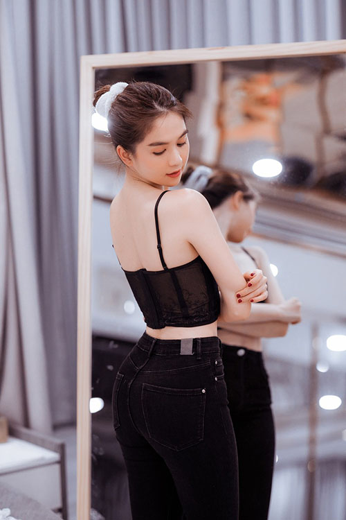 Ngọc Trinh thử những thiết kế đầu tiên trong BST Venus’ Secret