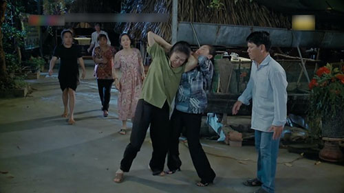 Lê Phương tắt tiếng, sưng mắt sau cảnh đánh ghen “lên bờ xuống ruộng” trong “Thương con cá rô đồng”